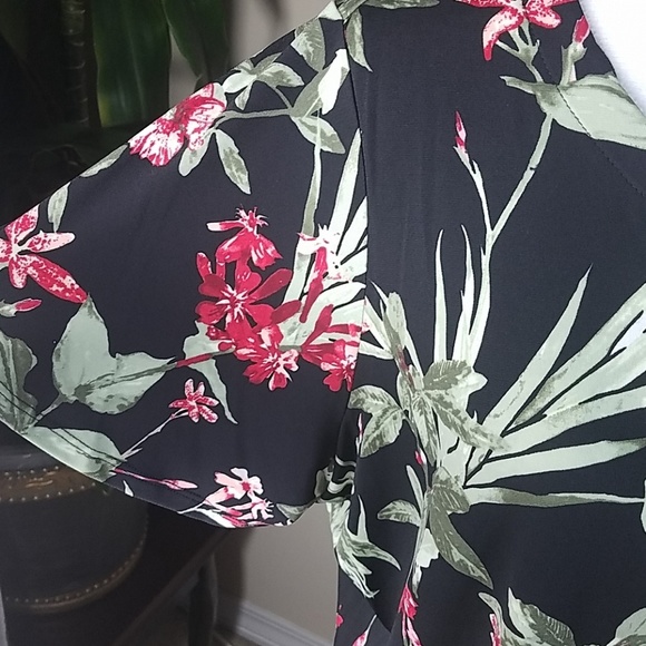 Liz Claiborne, black and red floral top. Great with slacks or skirt, Size 1X - Picture 3 of 6